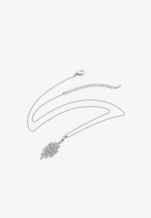 Silberne Halskette mit einem geometrischen Anhänger mit kreisförmigen Akzenten, einer zarten Kette und einem Karabinerverschluss.