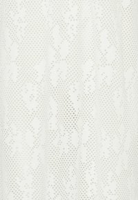 Tissu blanc avec motif texturé de peau de serpent montrant des formes ovales irrégulières, surélevées et semblables à des écailles dans un motif répétitif.