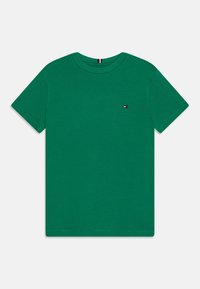 T-shirt verde a maniche corte con collo a giro e piccolo logo della bandiera Tommy Hilfiger sul lato sinistro del petto, design semplice, disteso su sfondo bianco.