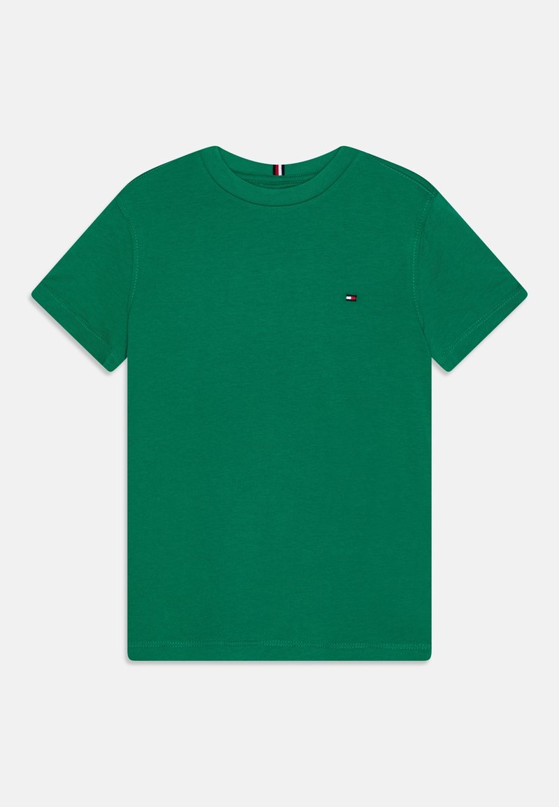 T-shirt verde a maniche corte con collo a giro e piccolo logo della bandiera Tommy Hilfiger sul lato sinistro del petto, design semplice, disteso su sfondo bianco.