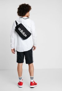 adidas Performance ESSENTIALS LINEAR SPORT CROSS BODY BAG - Umhängetasche - black/white