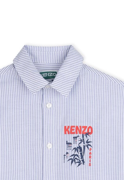 Lichtblauw-wit gestreept overhemd met knopen en een geborduurd "KENZO PARIS"-motief en bamboeontwerp op het linkerborstzakgebied.