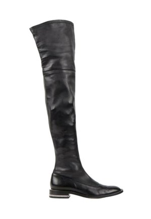 Botte en cuir noire au-dessus du genou avec un petit talon et un détail de chaîne argentée sur le talon, bout arrondi lisse et légère pliure sur la tige.