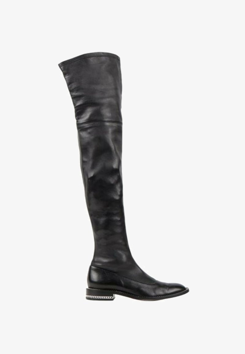 Botte en cuir noire au-dessus du genou avec un petit talon et un détail de chaîne argentée sur le talon, bout arrondi lisse et légère pliure sur la tige.