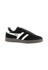 Zapatillas de ante negro con acentos y logo blancos, que presentan un diseño de perfil bajo, parte superior texturizada y suela de goma. Los cordones son negros.