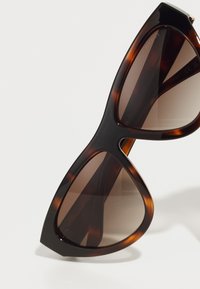 Guess Occhiali da sole - dark havana/brown
