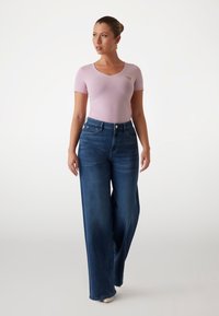 Guess TRIANGLE  - T-shirts basic - beige