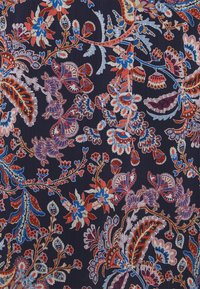 Navy tyg med intrikata blommönster och bladmotiv i röda, rosa, blå och beige nyanser. Texturerat med en subtil ribbad yta.