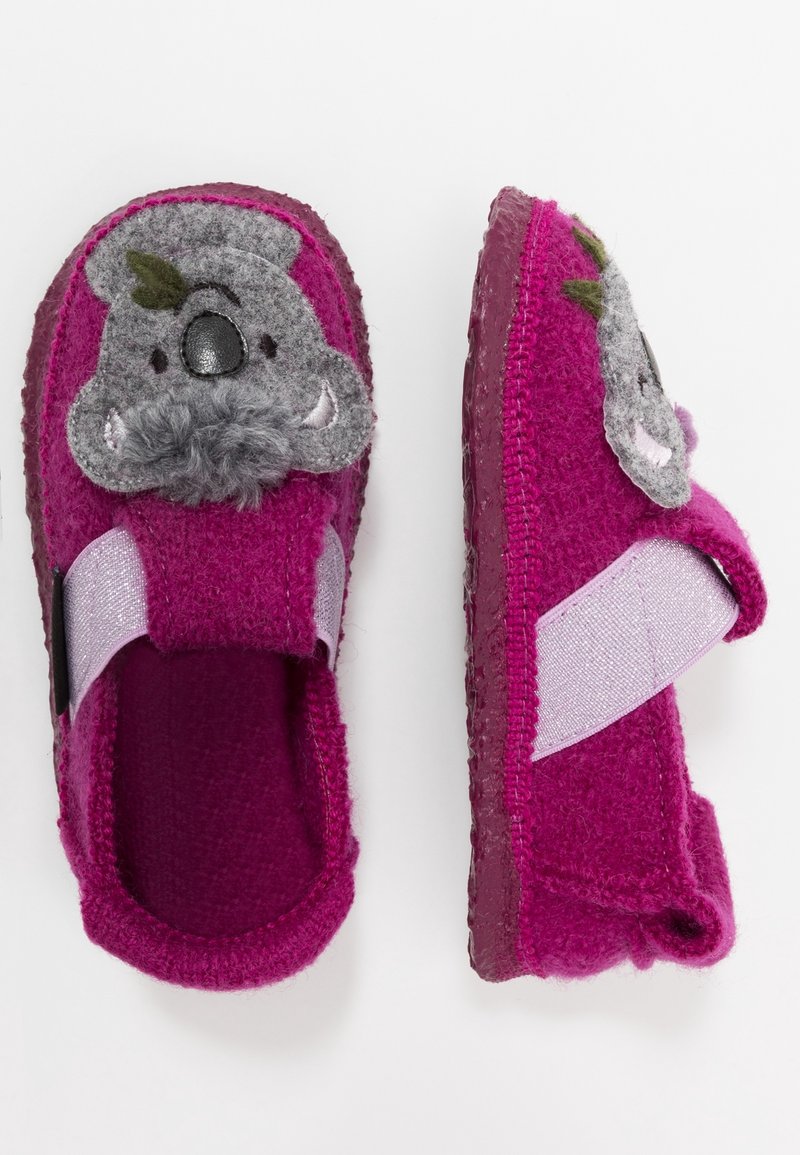 Rosa yllestrumpor har ett koalaansikte med grå detaljer och en fluffig näsa, fästa med ett kardborreband på sidan. Gummisula.