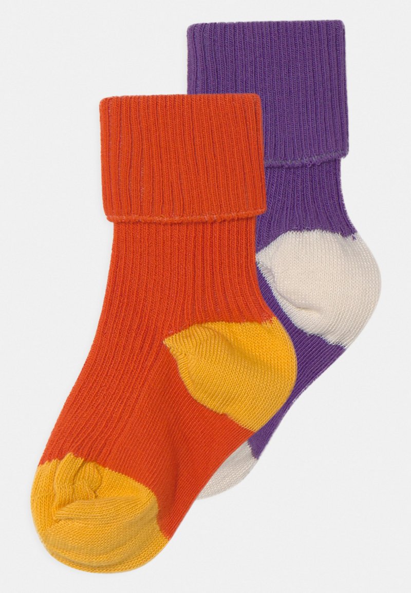 Meias de algodão multicoloridas: uma laranja com detalhes amarelos, a outra roxa com branco. Ambas apresentam punhos canelados e tecido texturizado.