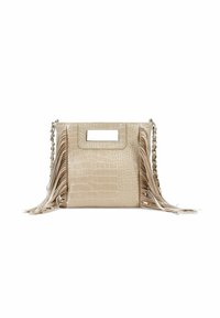 Bolso de piel sintética de cocodrilo beige con lados flecados, que presenta un asa rectangular cortada y una correa de cadena. Textura suave, diseño moderno.