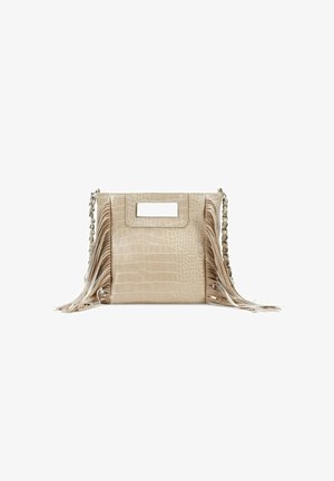 Bolso de piel sintética de cocodrilo beige con lados flecados, que presenta un asa rectangular cortada y una correa de cadena. Textura suave, diseño moderno.