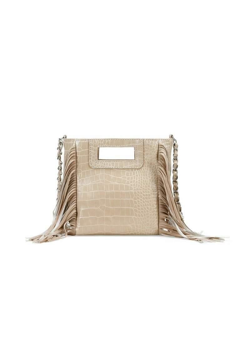 Bolso de piel sintética de cocodrilo beige con lados flecados, que presenta un asa rectangular cortada y una correa de cadena. Textura suave, diseño moderno.