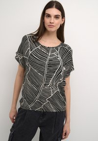 Maglietta nera con stampa di foglie bianche, maniche corte, scollo rotondo, vestibilità rilassata, realizzata in tessuto leggero, caratterizzata da una texture fluida e una caduta morbida.