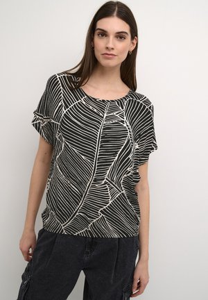 Maglietta nera con stampa di foglie bianche, maniche corte, scollo rotondo, vestibilità rilassata, realizzata in tessuto leggero, caratterizzata da una texture fluida e una caduta morbida.