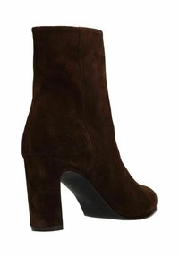 Bruine suede enkellaarsjes met een hoge blokhak, met een gladde textuur en strakke lijnen, ontworpen voor een aansluitende silhouet.