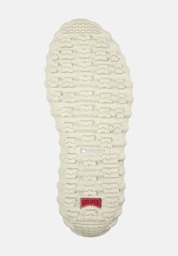 Valkoinen kumipohja, jossa syvät urat ja pitoindeksi. Varustettu Michelin-logolla ja punaisella "Camper"-etiketillä. Koko merkittynä 38.