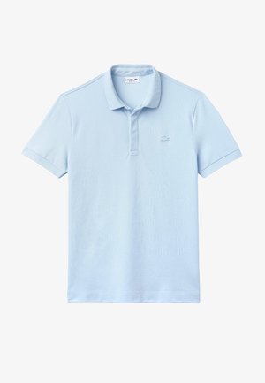 Lichtblauw polo-shirt van gestructureerde stof, met een drie-knopenknopsluiting en een klein geborduurd logo op de borst. Korte mouwen.