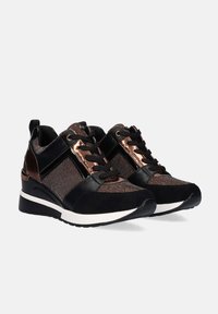 Las zapatillas negras y de bronce metálico presentan un diseño de materiales mixtos con una parte superior texturizada, suelas acolchadas y medias suelas blancas en contraste.