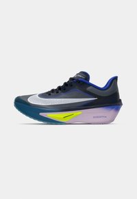 Zapatilla de running con parte superior de malla azul y gris, acentos en negro, detalles perforados en blanco y una suela multicolor de múltiples capas con elementos amarillos y morados.