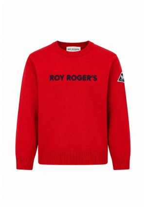 Maglione rosso con scollo a giro con testo blu navy "ROY ROGER'S" sul davanti e una toppa triangolare sulla manica sinistra.
