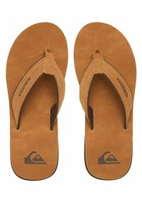 Brune flip-flopper med en teksturert faux skinn fotseng og mørke aksenter. Har design med tåpost og en logo nær hælen. Lettvekts.