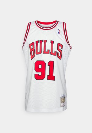 Weißes Basketball-Trikot mit roten Akzenten. Auf der Vorderseite in großen roten Buchstaben "BULLS" und auf der Rückseite "91". Aus Netzmaterial gefertigt.