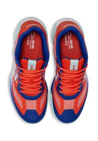 Scarpe da ginnastica rosse e blu con una tomaia in rete, lacci a contrasto, linguetta imbottita e suola testurizzata, con un logo sul lato.