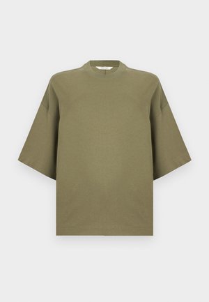 Õlivihreest oversize-t-särk pehmest puuvillast, ümmarguse kaeluse, lühikeste varrukate ja õmmeldud äärega detailidega.