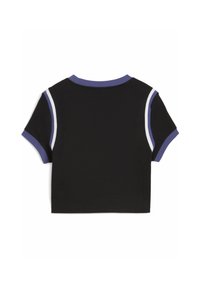Camiseta negra corta con mangas cortas. Presenta acentos de rayas azules y blancas en el cuello y los dobladillos de las mangas. Textura de tela suave.