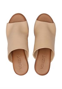 Beige leren instapschoenen met open tenen, met een gladde textuur en bruine binnenzolen, gecodeerd met het "Venezia" logo.
