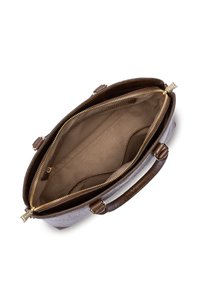 Sac à main en cuir marron avec motif texturé, fermeture éclair dorée, intérieur spacieux et doublure en tissu beige lisse. Poignées doubles.