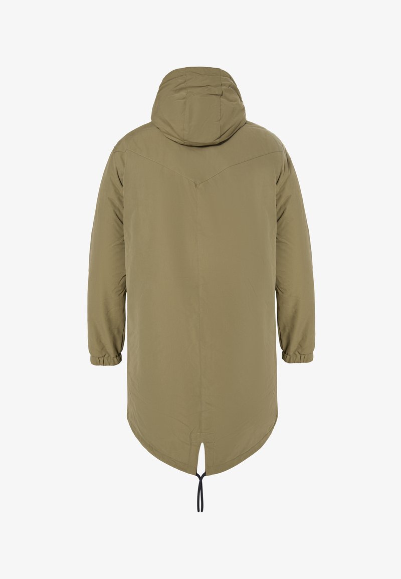 Parka larga de color verde oliva con capucha, puños elásticos, bajo con abertura y cordón en la parte inferior, hecha de un material liso e impermeable.