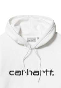 Sudadera con capucha blanca hecha de algodón, con un logo frontal en letras negras en negrita que dice "carhartt". Incluye cordones ajustables.