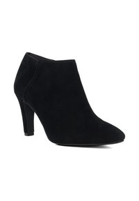 Zwarte suède enkellaars met een spitse neus en een 3-inch stilettohak. Kenmerkt zich door minimale stiksels en een gladde textuur.