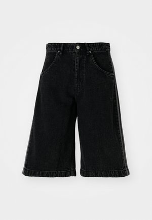 Shorts din denim negru cu un design cu picior larg, având o talie înaltă, bucle pentru curea și buzunare frontale. Cusături minimalist și detalii hardware.