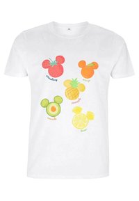 Vit t-shirt med färgglada fruktsgrafiker: röd jordgubbe, orange ananas, grön avokado och gul citron, alla i form av Musse Pigg.