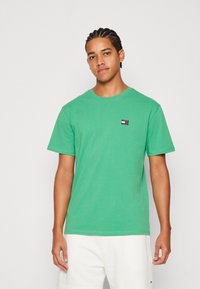 Tommy Jeans - BADGE TEE - T-shirt basic - coastal green Immagine in miniatura 1