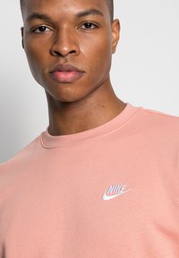 Nike Sportswear CRW - Sweatshirt com capuz - madder root/white