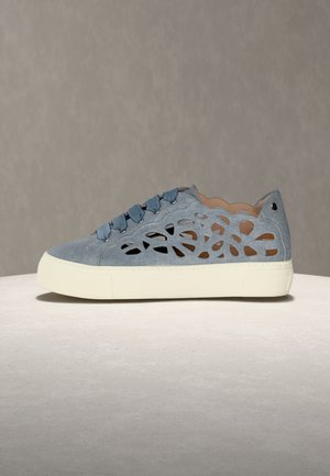 Lichtblauwe casual sneaker met uitgestanste geometrische patronen, veterlinten en dikke witte zool op een neutrale achtergrond.