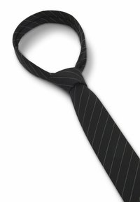 Cravatta nera con una texture liscia, caratterizzata da strisce diagonali bianche. Ha una forma convenzionale con una sezione annodata al collo.