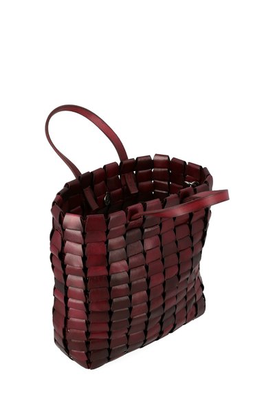 Borsa a spalla in pelle intrecciata di un intenso bordeaux, con una forma rettangolare strutturata, doppi manici piatti e un interno spazioso.