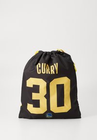 Borsa a spalla nera con dettagli gialli, con grande testo "30" e "CURRY" in carattere grassetto, e un dettaglio del logo dei Golden State Warriors.