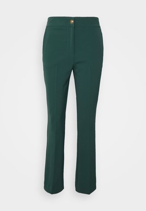 Calças verde ajustadas com uma textura suave, apresentando uma frente lisa, cintura ajustada e fecho em botão dourado.