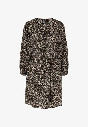 Kukallinen mekko mustalla taustalla, jossa on pieniä vaaleanpunaisia ja valkoisia kukkia, V-pääntie, pitkät puffihihat ja vyö vyötäröllä.