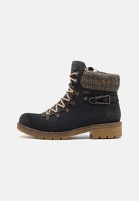 Bottes de randonnée en daim bleu marine foncé et en laine grise sur le dessus. Présentent des lacets beiges, une semelle en caoutchouc et une sangle décorative sur le côté.
