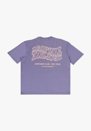 Lilla bomulds t-shirt med stort, baglæns tekst i lys pink, der står "DROPSIZE DROPSIZE CLUB / EST. 2020" på ryggen. Korte ærmer, afslappet pasform.