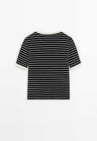 Schwarzes T-Shirt mit kurzen Ärmeln, dünnen weißen horizontalen Streifen und weißem Besatz an Ärmeln und Kragen, flach auf weißem Hintergrund ausgelegt.