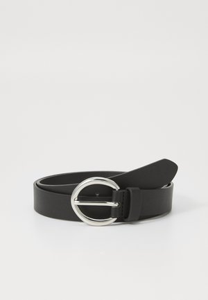 Cinturón de cuero negro con una hebilla redonda de plata, textura suave y un diseño limpio. La correa es ajustable y tiene un extremo puntiagudo.