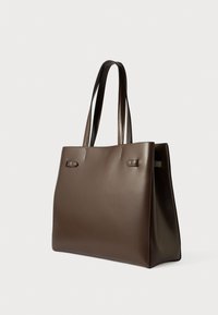 Rjava usnjena torba z gladko teksturo, pravokotne oblike, z dvema ročajema in minimalističnim dizajnom. Ima diskretne kovinske poudarke.